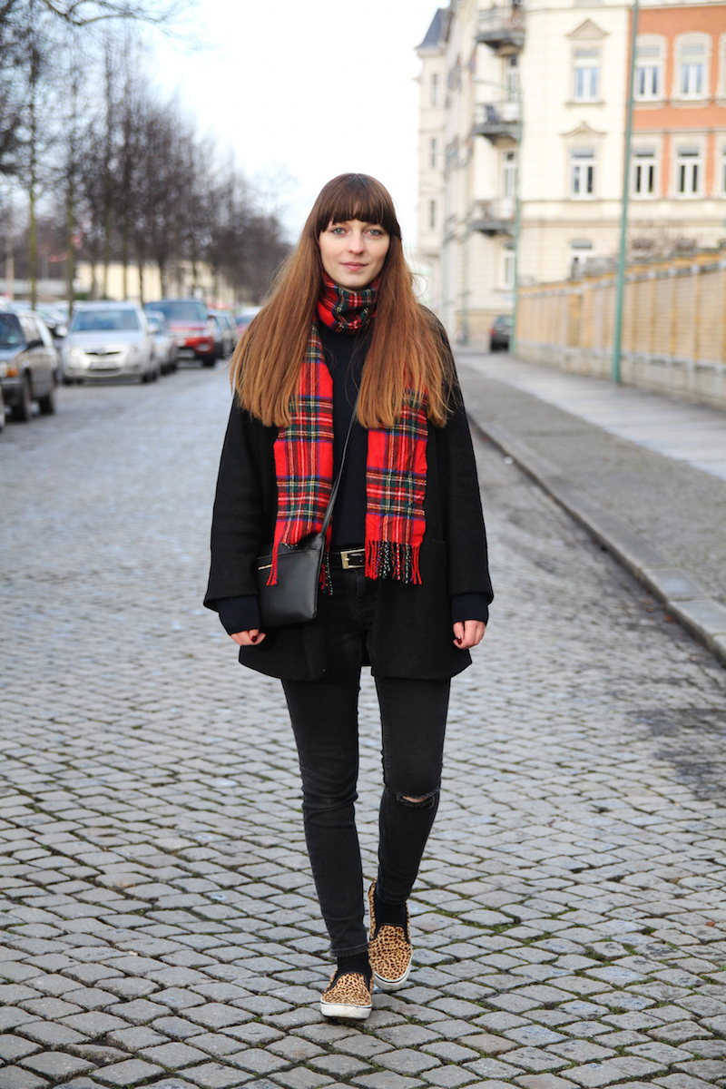 ripped jeans, plaid scarf, leopard slippers, casual look, how to style, blogger style,